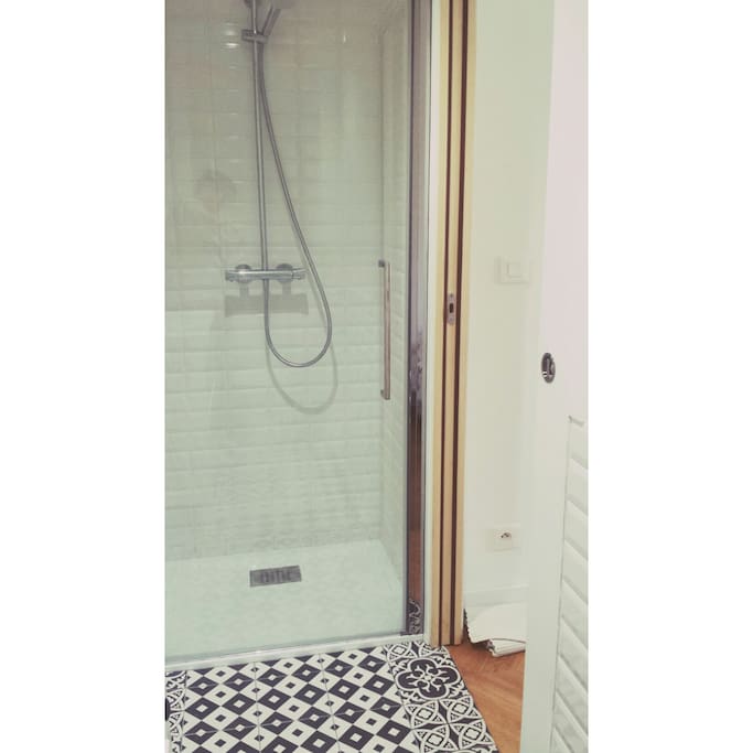 Douche- salle de bain
Shower - bathroom