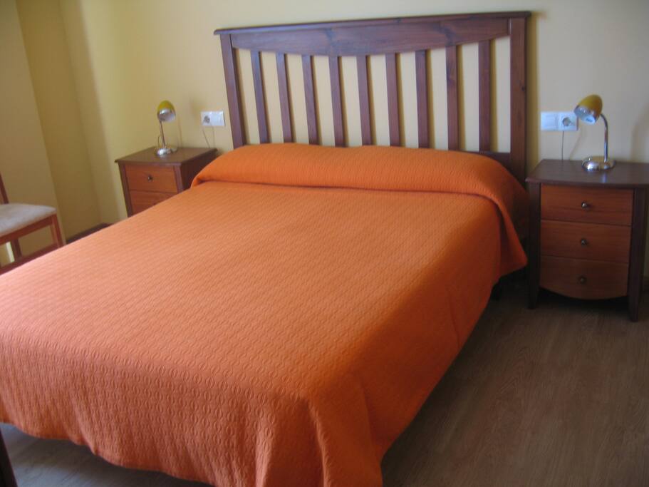 Dormitorio principal con cama grande