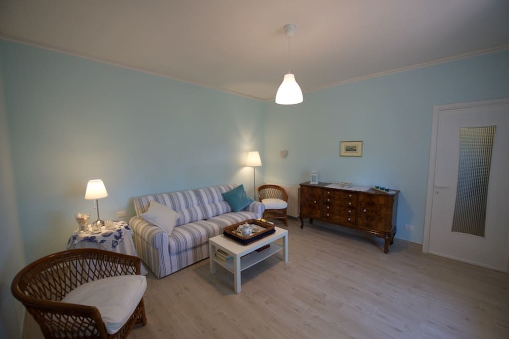 Sala al piano terra con divano letto matrimoniale
Living room on the ground floor with a double sofa bed.