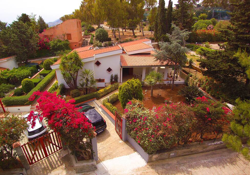 Intera Villa Con Giardino e parcheggio privato