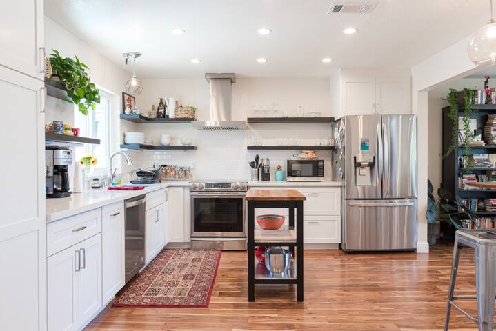 Sunny, Spacious Penthouse with Stunning City Views gallery image 2