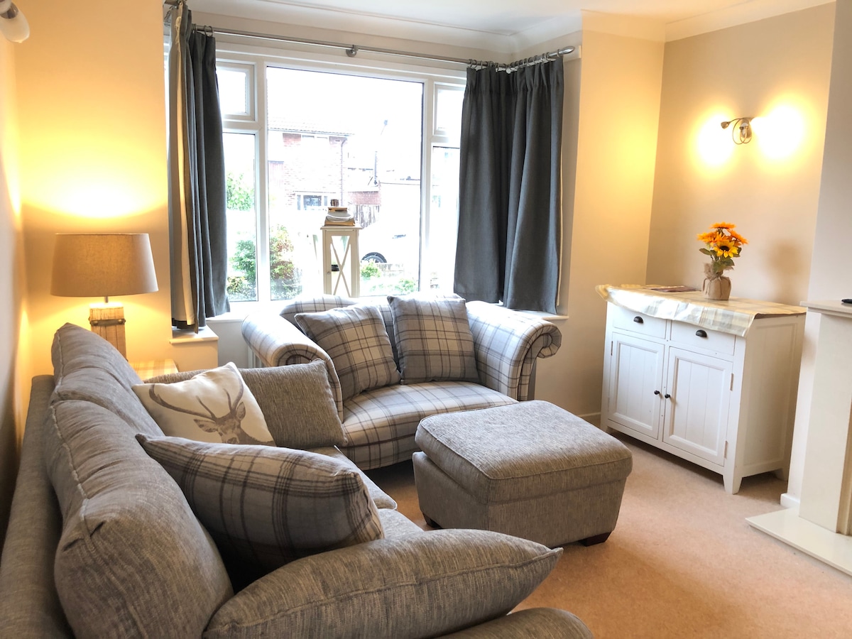 Obývacia izba má priestor na posedenie pre 6 osôb spolu s veľkou káblovou TV a DVD prehrávačom.