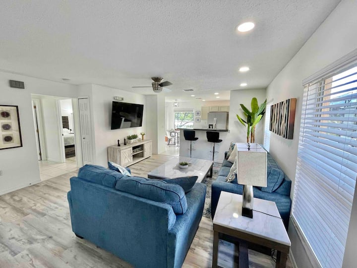 Luxury Tropical Themed Villa With Lake View! - Davenport, FL