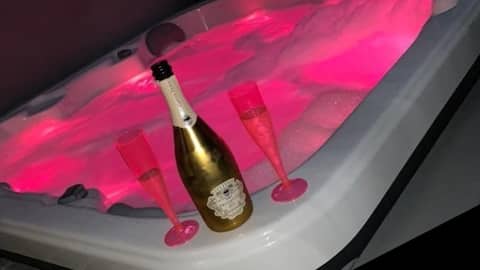 JJs Azalea Luxury Lodge with Extra Warm Hot Tub