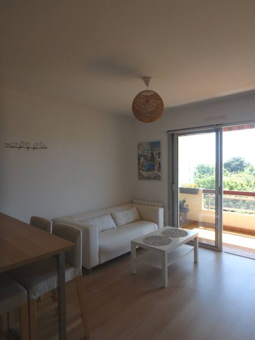 Salon avec baie vitrée donnant sur la terrasse