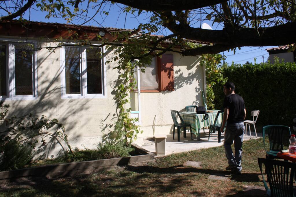 la maison vue du jardin