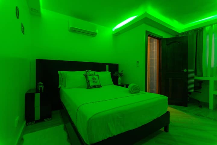 Რომანტიკული და ენთუზიაზმით აღსავსე ოთახი.