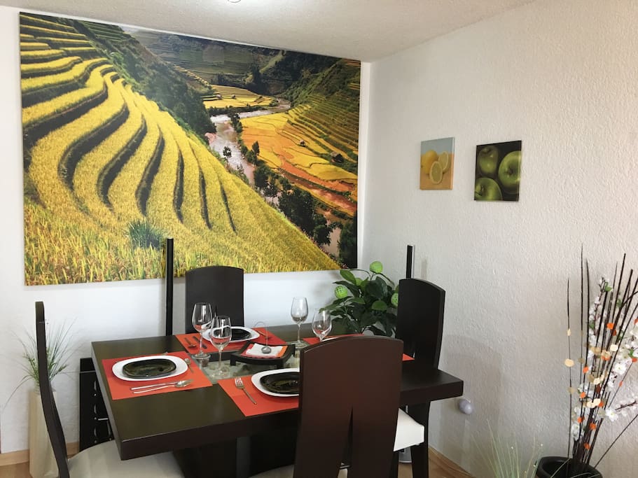 Prepara una rica cena o pide comida a domicilio de todos los restaurantes de la zona. Enjoy a great meal!