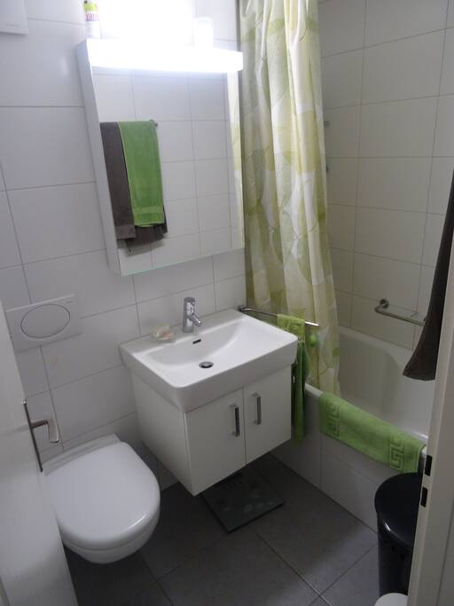 Badezimmer. Es hat noch eine 2. Toilette in der Wohnung