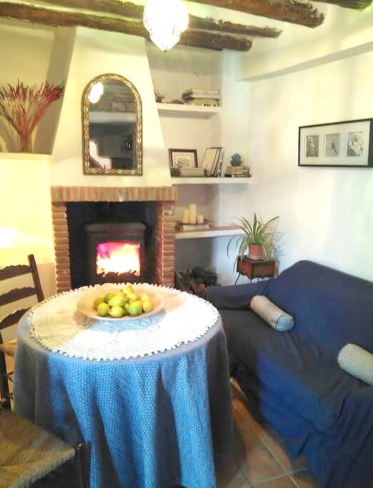 El cálido saloncito es confortable y acogedor y tiene una chimenea de forja