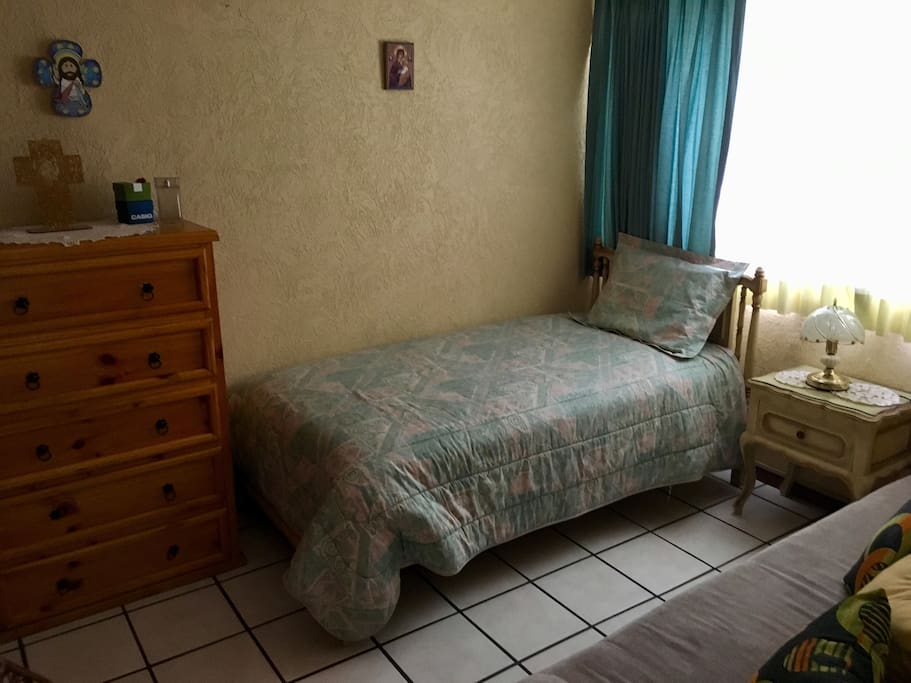 Acogedora recámara con cama y sofá cama