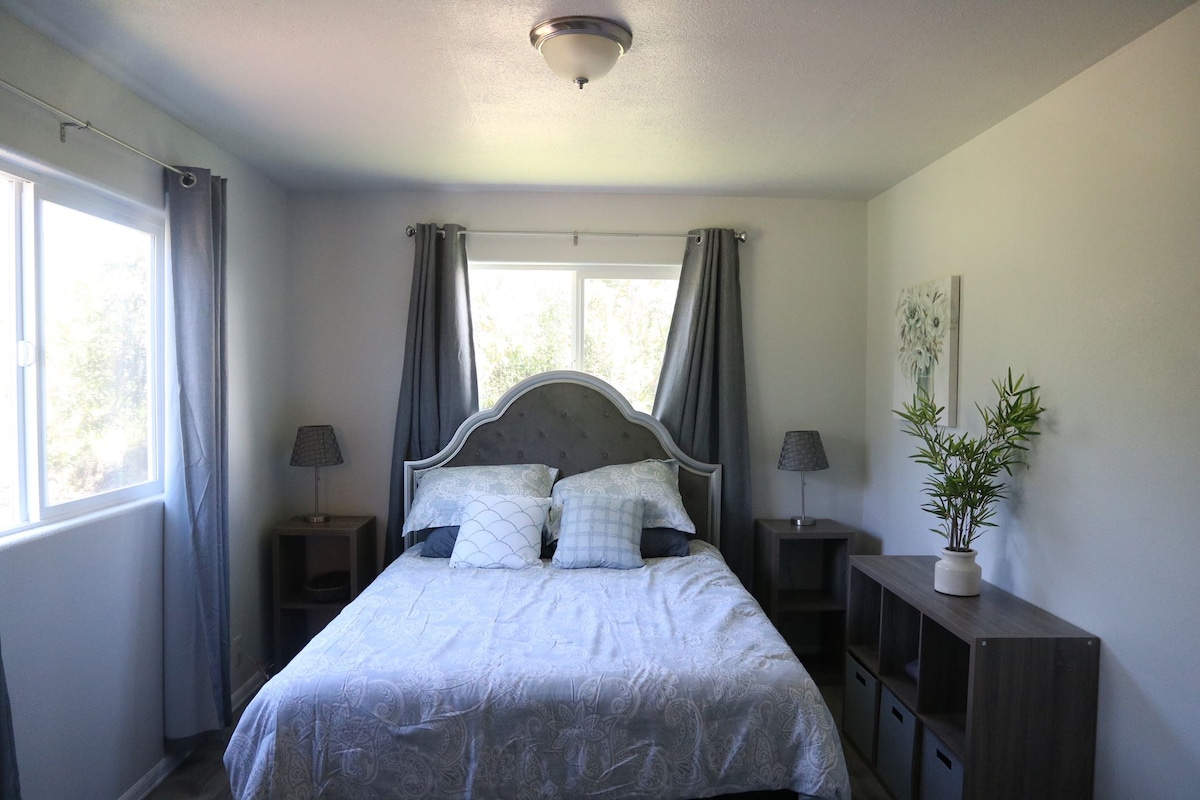 Spálňa s manželskou posteľou Queen na prí