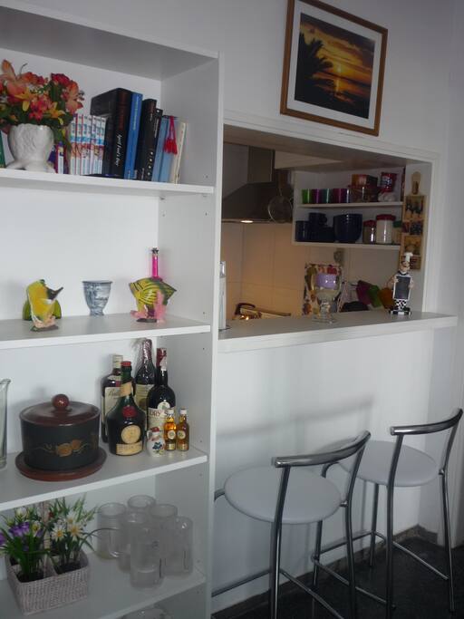 barra abierta de la cocina al living