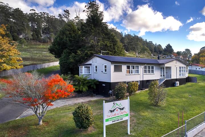 The Cure at Derby- entire front house- sleeps 18 gallery image 4