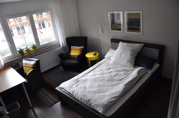 modernes Zimmer + Küche/Bad