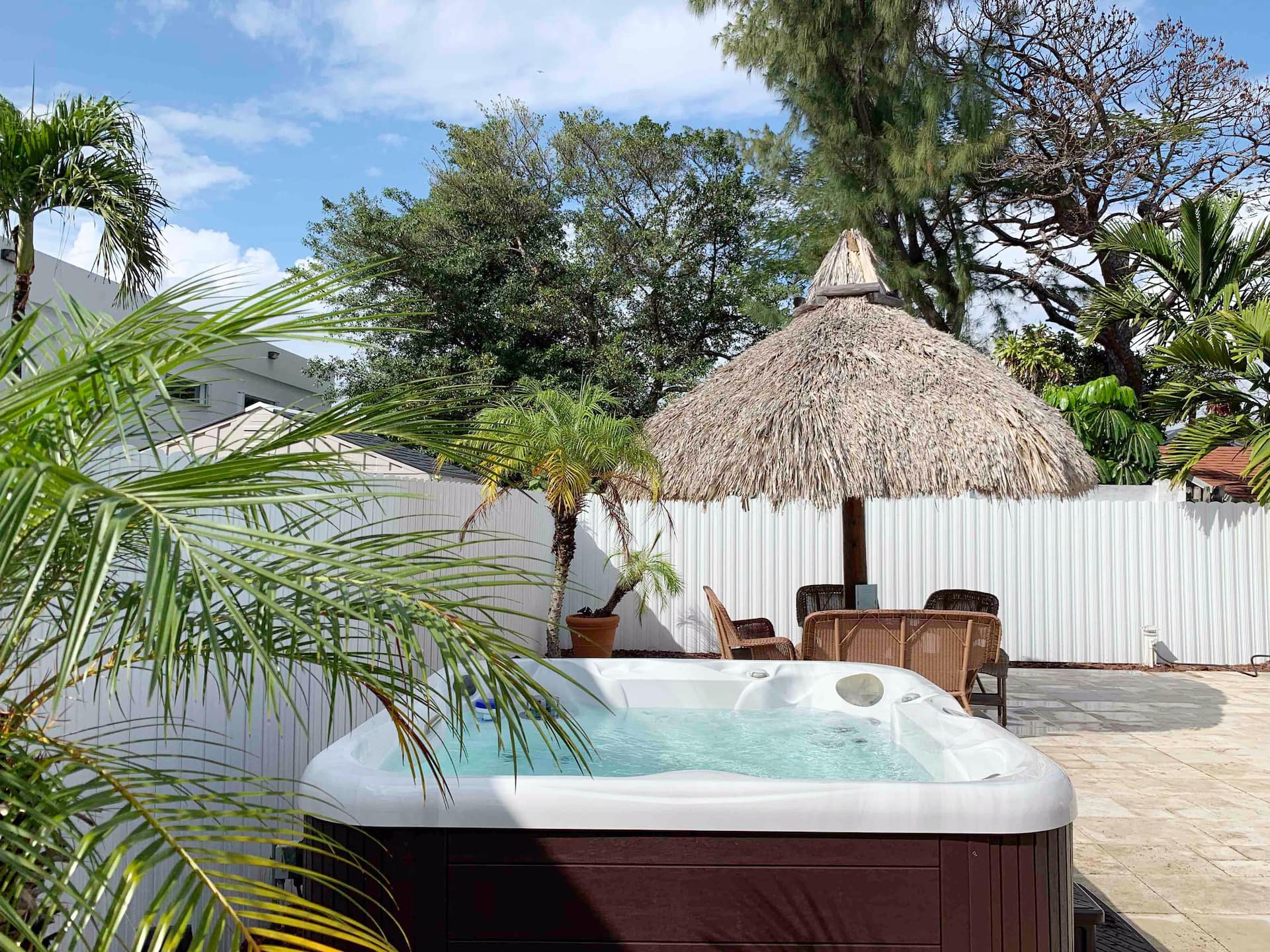 Refreshing Modern Retro Studio w/ pool &Jacuzzi