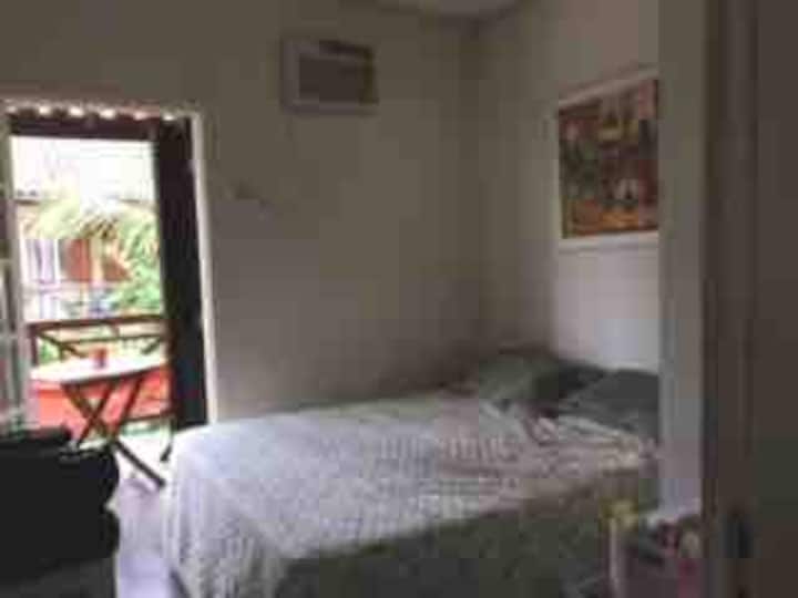 Chumba 3/3 - kitanda mara mbili, TV, sakafu ya juu na roshani kubwa, kiyoyozi, meza na viti 2, kitanda cha bembea na uingizaji hewa mzuri.