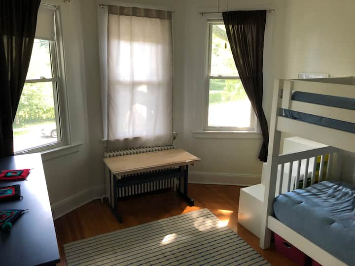 Spavaća soba s krevetima na kat za dvije osobe.