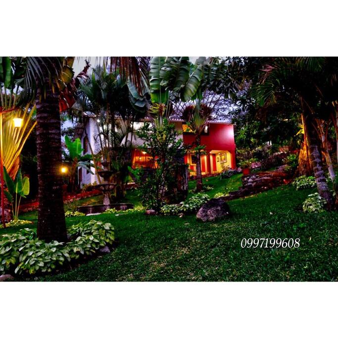 Casa principal y jardines
