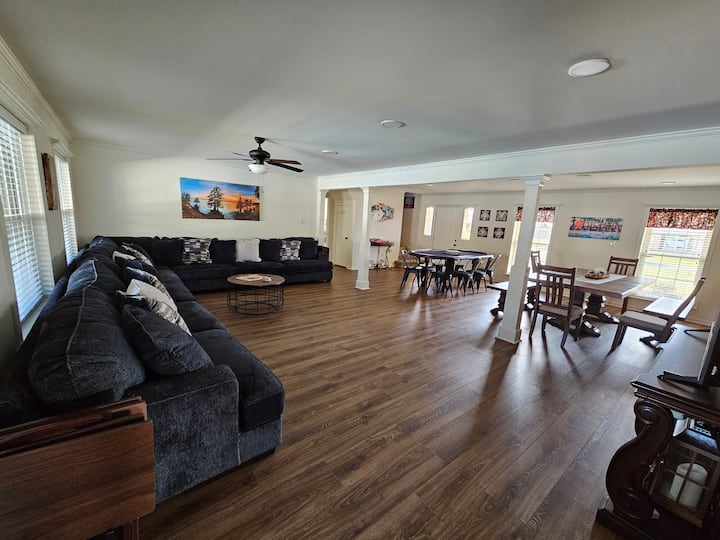 Cajun Oasis | 6br Cajun-themed Retreat + Pool - Lake Charles, LA