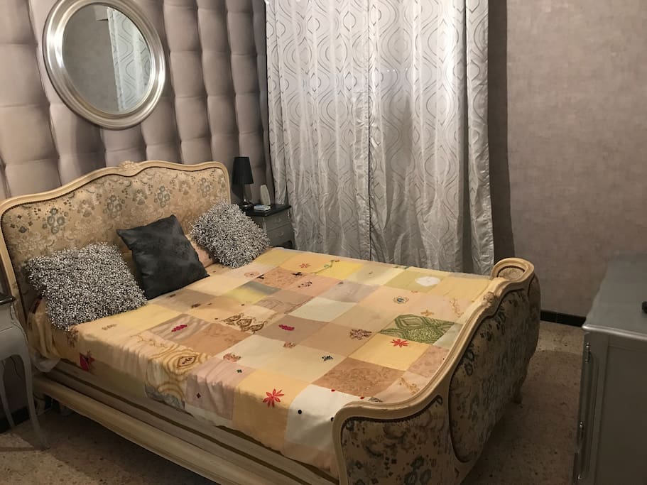 chambre avec grand lit