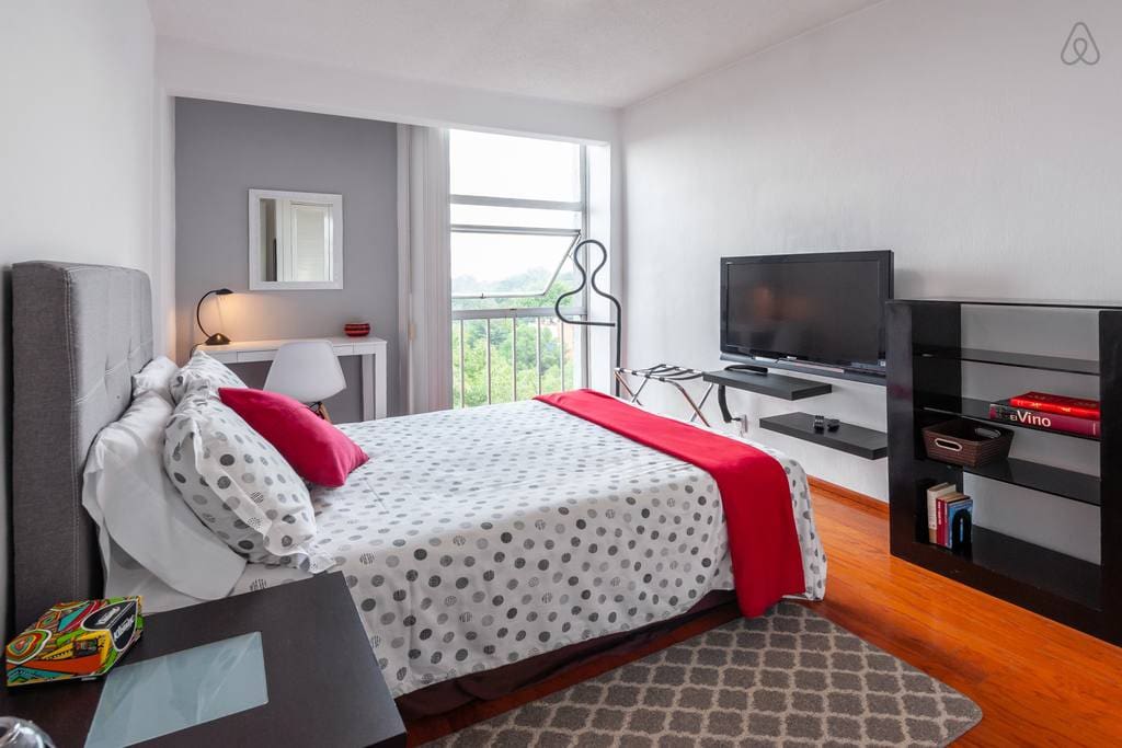 All you need to feel right at home: plenty of light, ergonomic work space, comfy bed and Netflix! -
¡Todo lo que necesitas para sentirte en casa: mucha iluminación, espacio de trabajo ergonómico, una cómoda cama y Netflix!
