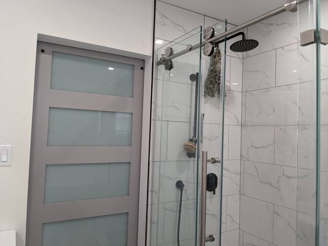 Midtown Modern w/ King Bed gallery image 3