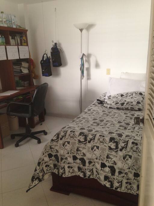 Cuarto cama sencilla arriba y otra x debajo, televisor closet , baño compartido. Buena iluminación.