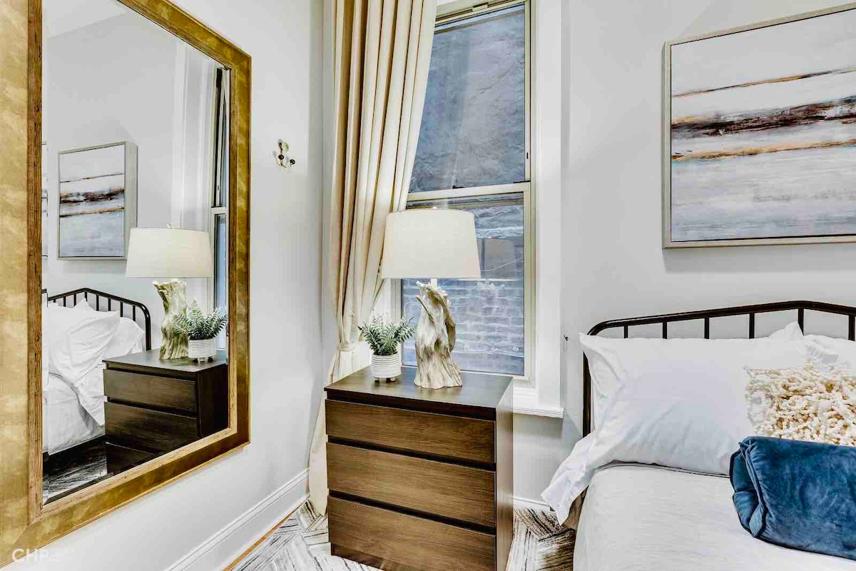 卧室# 1 -全尺寸床，我们为每人提供两个枕头和一条额外的毯子，让您感到舒适。