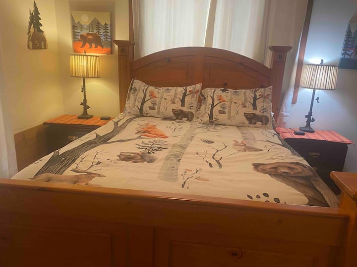 Nedenunder gæstesoveværelse med queensize-seng...