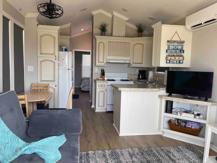 Tiny Home close to beach- Sun Kissed Hide-A-Way