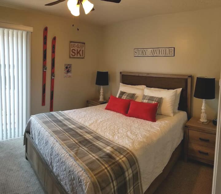 Chambre Queen avec ventilateur au plafond