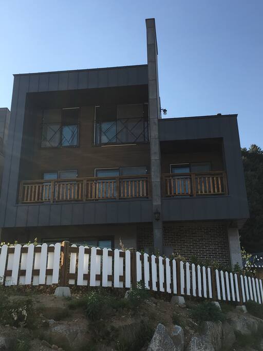 1층은 거실과 욕실, 다용도실, 주방이 배치. (거실에서도 에어매트를 이용하여 10여명 수용 가능)
2층에는 방2개, 거실, 간이 주방, 욕실배치. 정면 앞에 방2과 거실이 데크로 연결되어있고 (뛰어난 풍광 조망!), 간이 주방 옆에 연결된 데크에서는 청기와집의 멋진 수석정원을 조망하며 바베큐 가능)
3층은 편백나무로 꾸며진 옥탑방으로 온돌방에 눕거나 편백나무 침대에서 하늘창을 통해 별이 쏟아지는 하늘 아래 잠을 청할 수 있는 최고의 공간이다.
널직한 옥상 데크 역시 최고의 풍광과 바베큐를 즐기기 최적 공간~