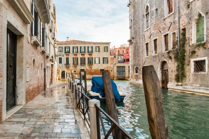 Batioro Luxury Apartment with Canal View