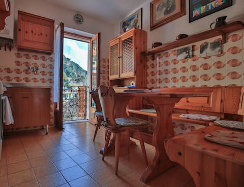Top Airbnb: Riomaggiore Harbour Apt w/ Terrace & Sea View in Riomaggiore