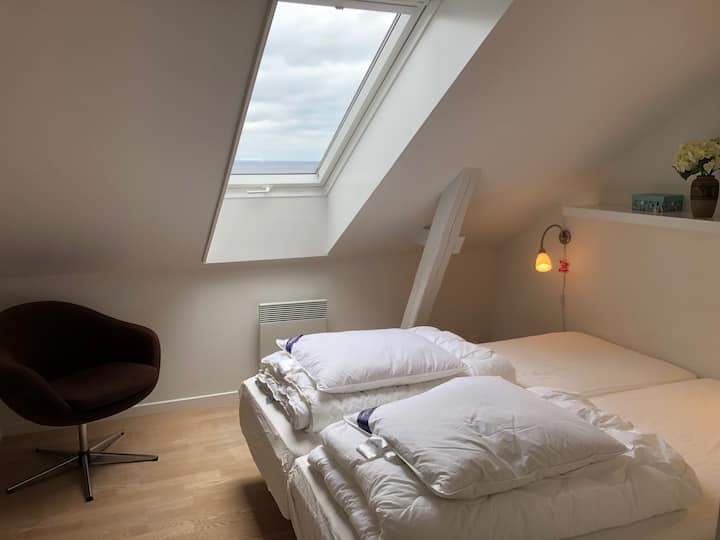 Slaapkamer 1, met uitzicht op zee.