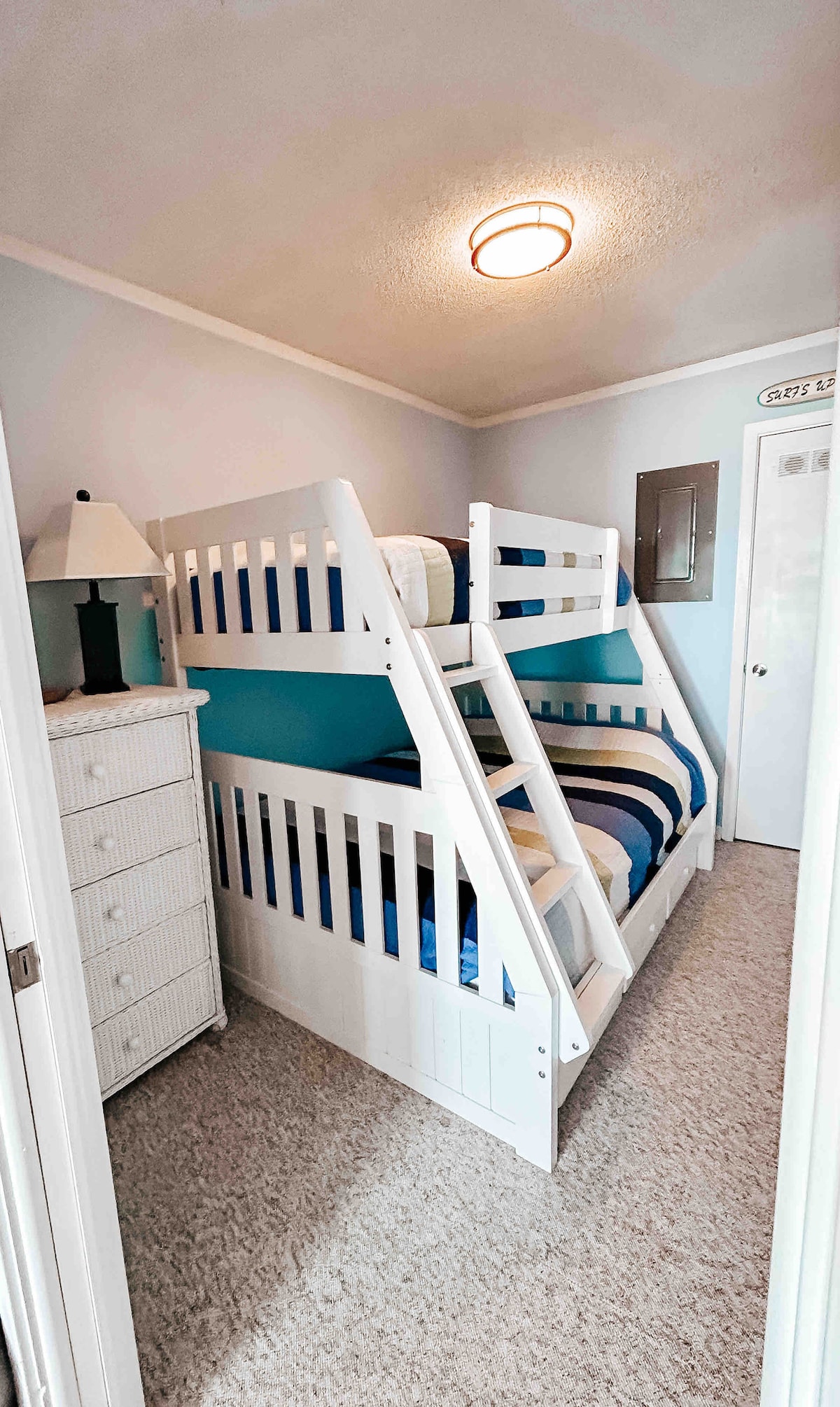 მე-2 საძინებელი სრული ტყუპისცალის ქვეშ. Კომოდი და უჯრები ორსართულიანი სახლის ქვეშ. Კარადა სივრცე არ არის. 