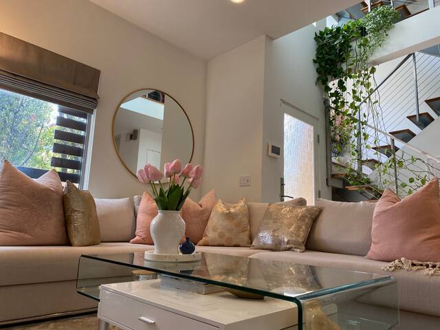 Beautiful Modern Townhouse at Santa Monica Beach gallery image 2