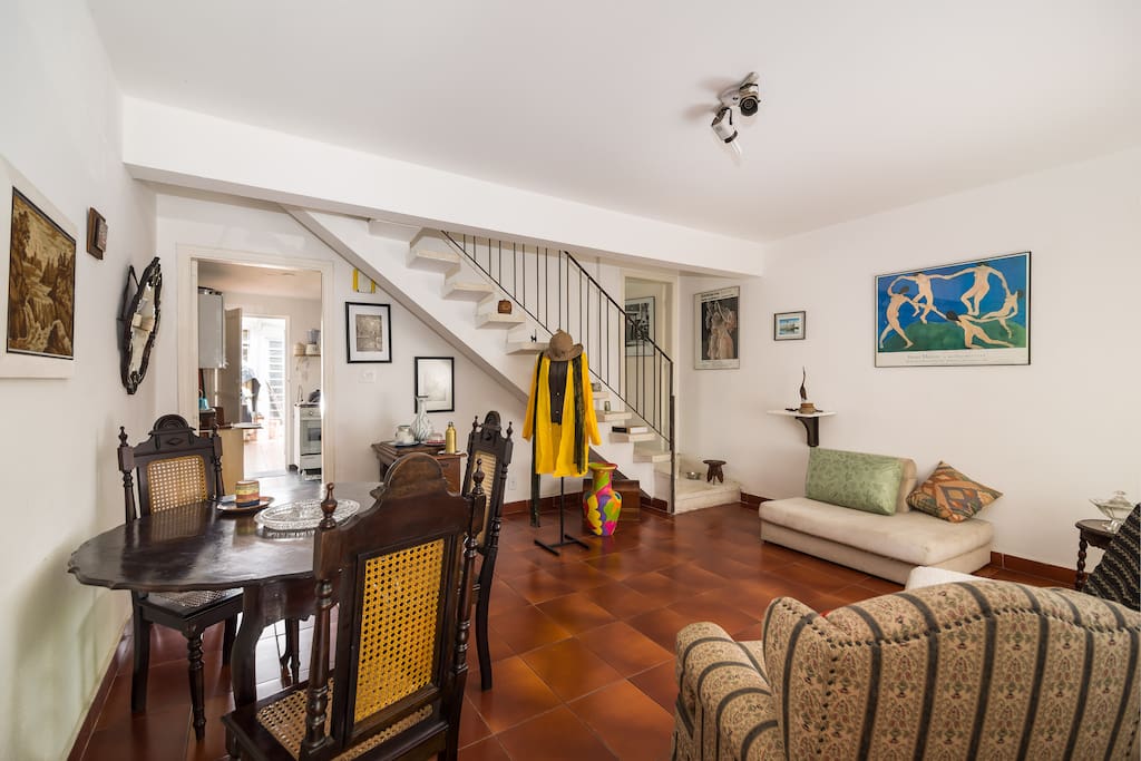 The dining and living room seen from the house entrance.
La salle à manger vue dès l'entrée de la maison.