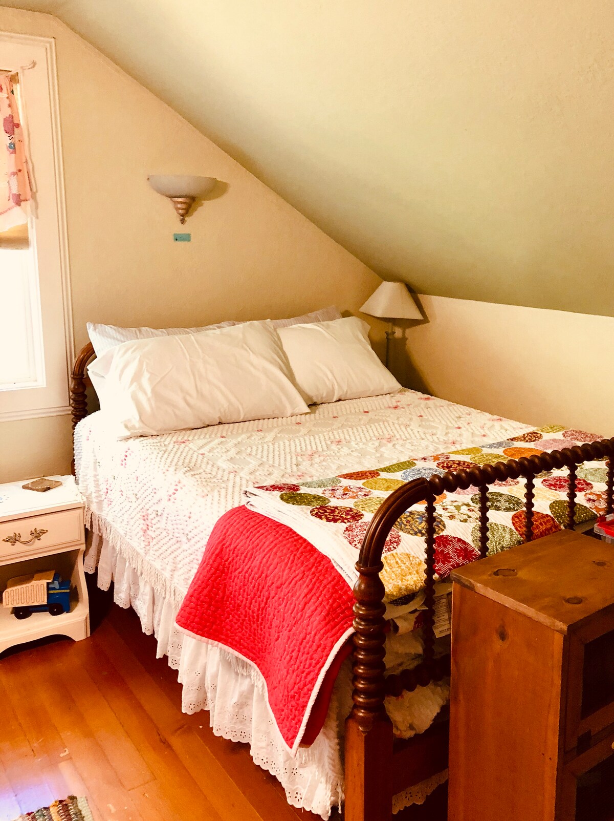 חדר שינה למעלה מס '3 (מיטה זוגית אחת ומיטה זוגית אחת).