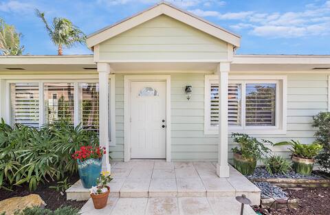 Bright & Airy Luxury Cottage on Juno Beach