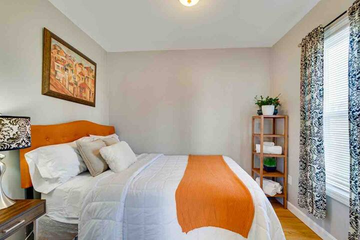 Cozy spacious 2nd level condo walk to public tran gallery image 3