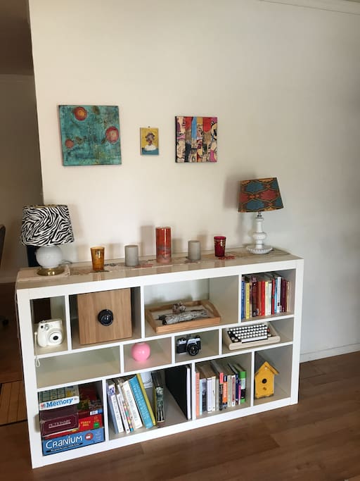 Many books to browse, games to play and objets des artes.