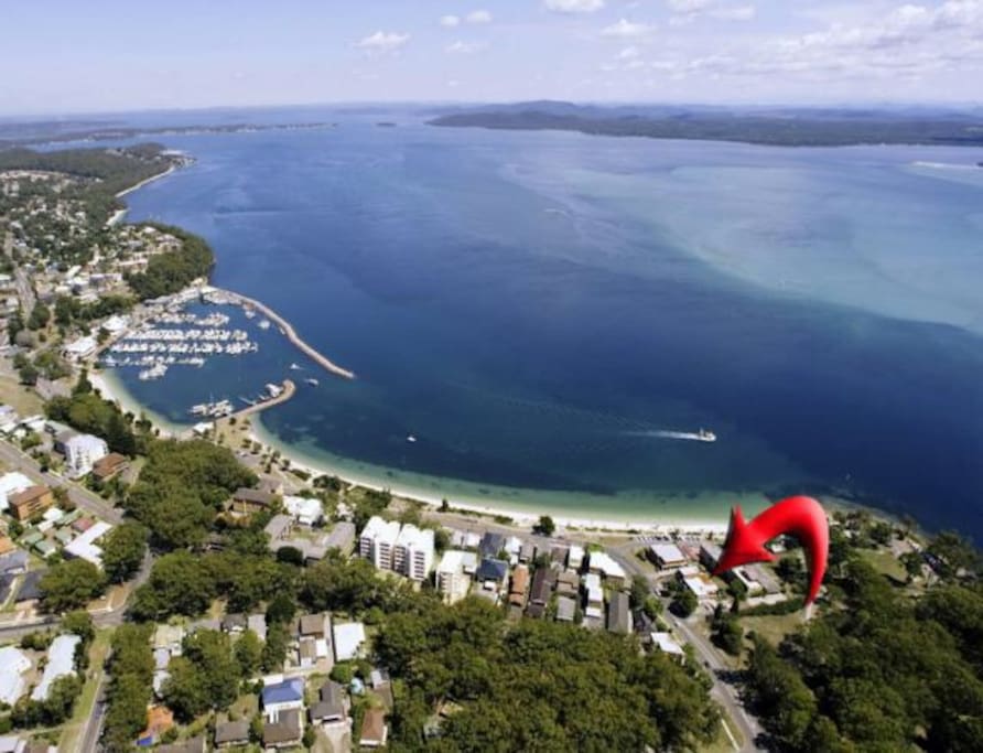 Perfect location. Less then 50m to beach, 10 minute stroll to marina and less then 5 minutes to the local club.