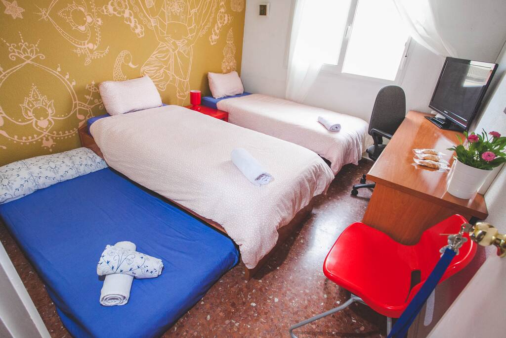 HABITACIÓN 3 CAMAS Y ESCRITORIO, CAMA EXTRA