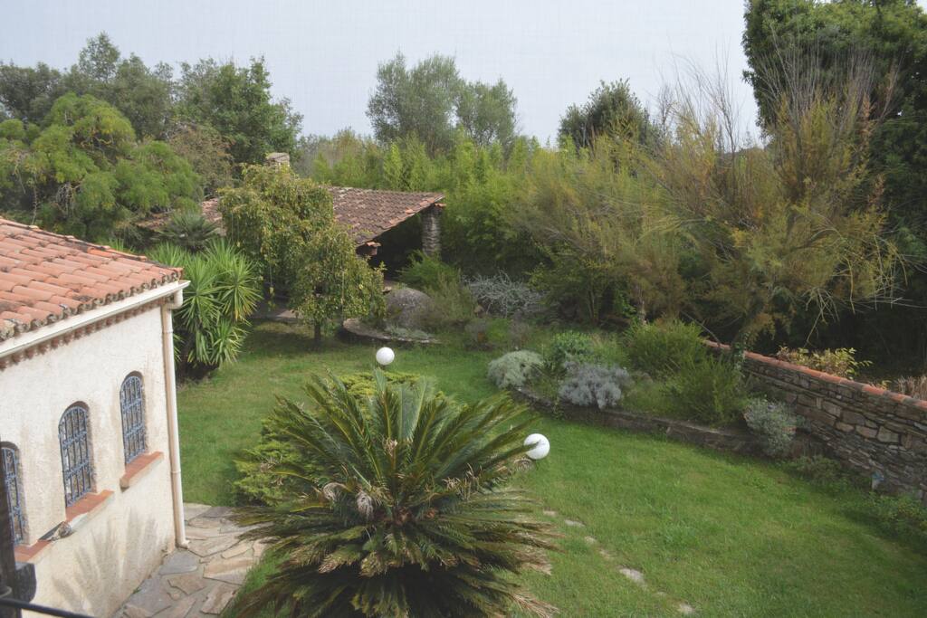 Jardin/ Espace Barbecue avec table en pierre 20+ personnes