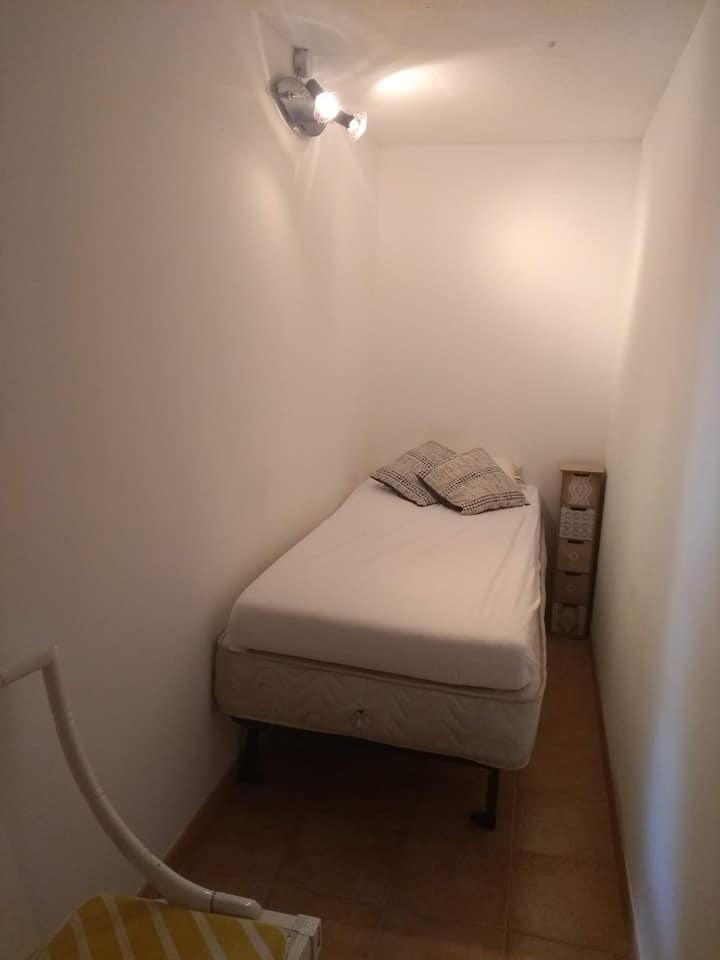 غرفة نوم صغيرة