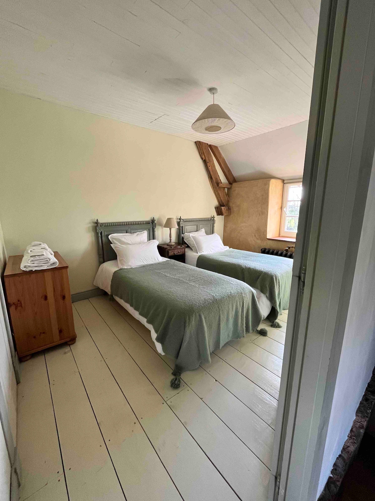 חדר שינה שתי מיטות 80