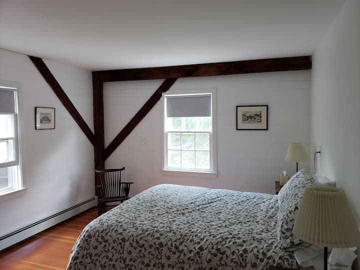 クイーンサイズのベッド、ウォークインクローゼット、ドレッサーを備えたベッドルーム2。