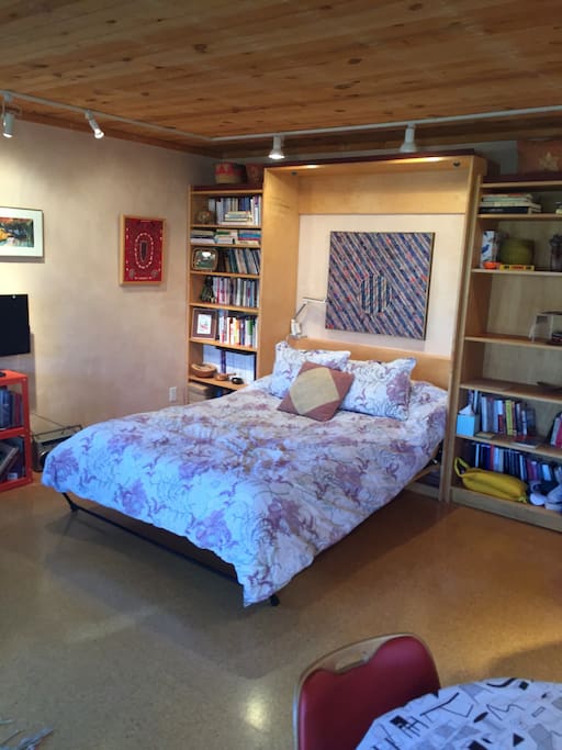 Comfortable queen bed.